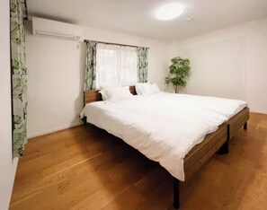Escritorio, tabla de planchar con plancha, wifi gratis y ropa de cama 