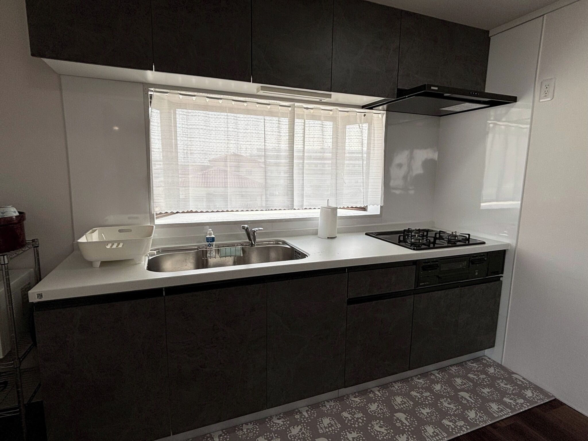 Fridge, microwave, stovetop, cookware/dishes/utensils