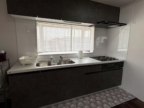 Geladeira, micro-ondas, cooktop, talheres/pratos/utensílios de cozinha