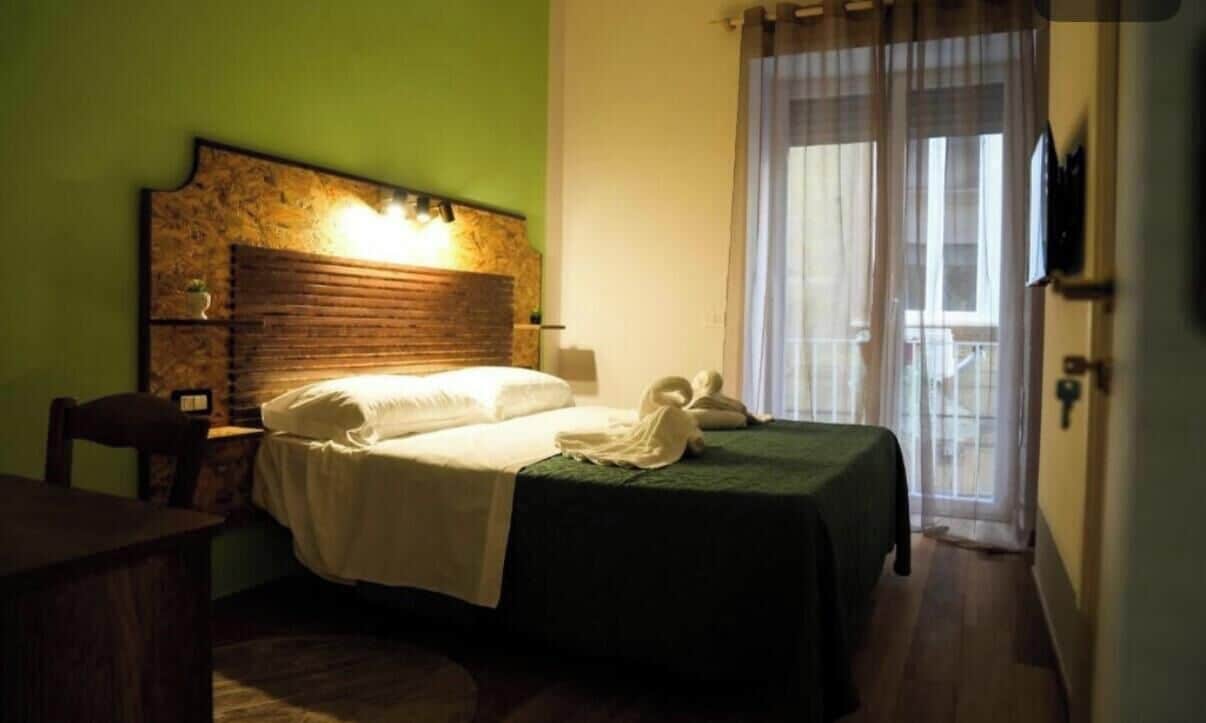 Quarto casal, sacada | Cofres nos quartos, Wi-Fi de cortesia