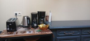 A kitchen counter with a toaster, coffee maker, and a basket of snacks. - Le Panorama - River view & Charm in the heart of La Roche-en-Ardenne (La Roche-en-Ardenne)