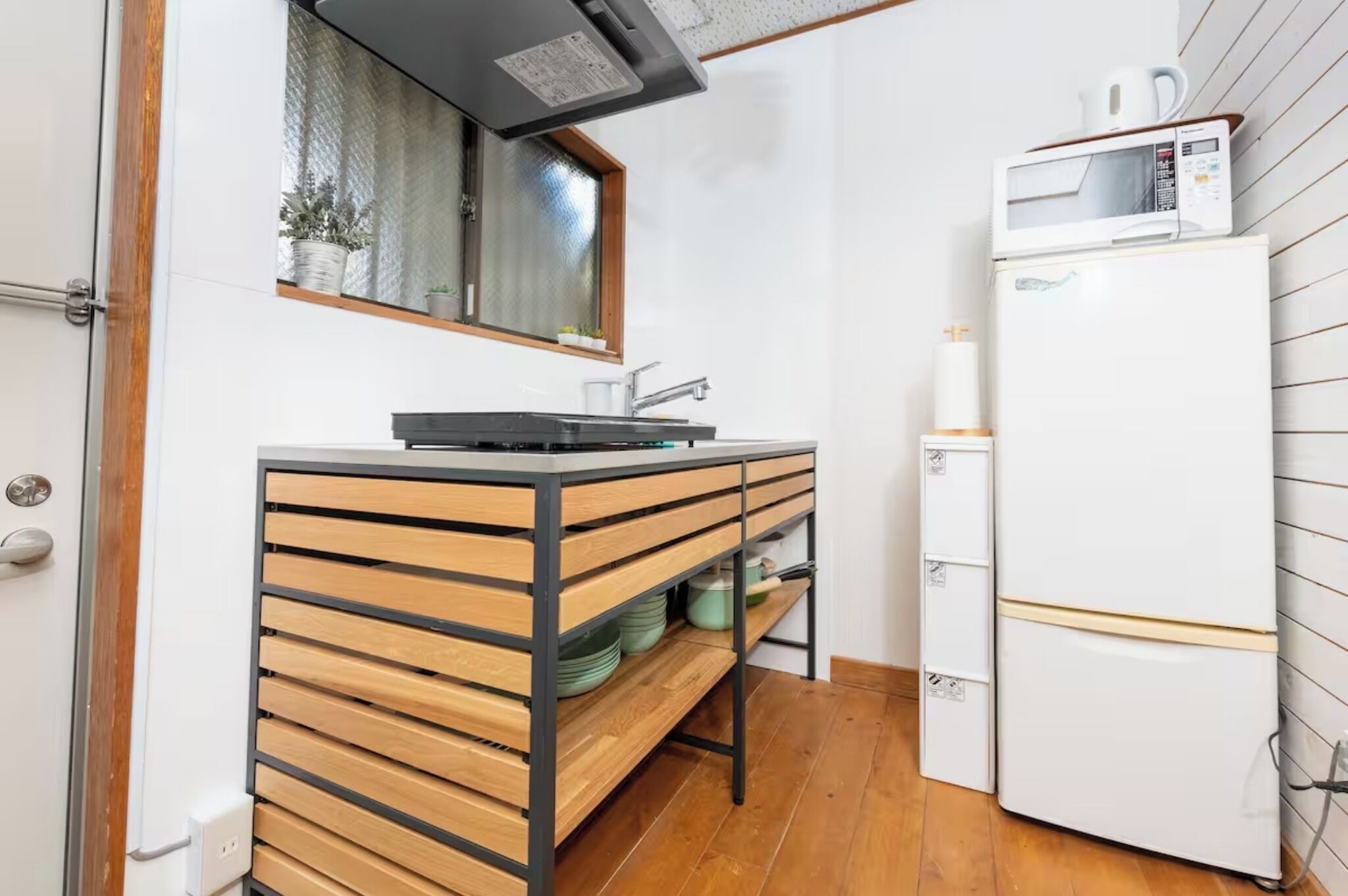 Refrigerador, microondas, placa de cocina, utensilios de cocina