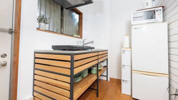 Refrigerador, microondas, placa de cocina, utensilios de cocina