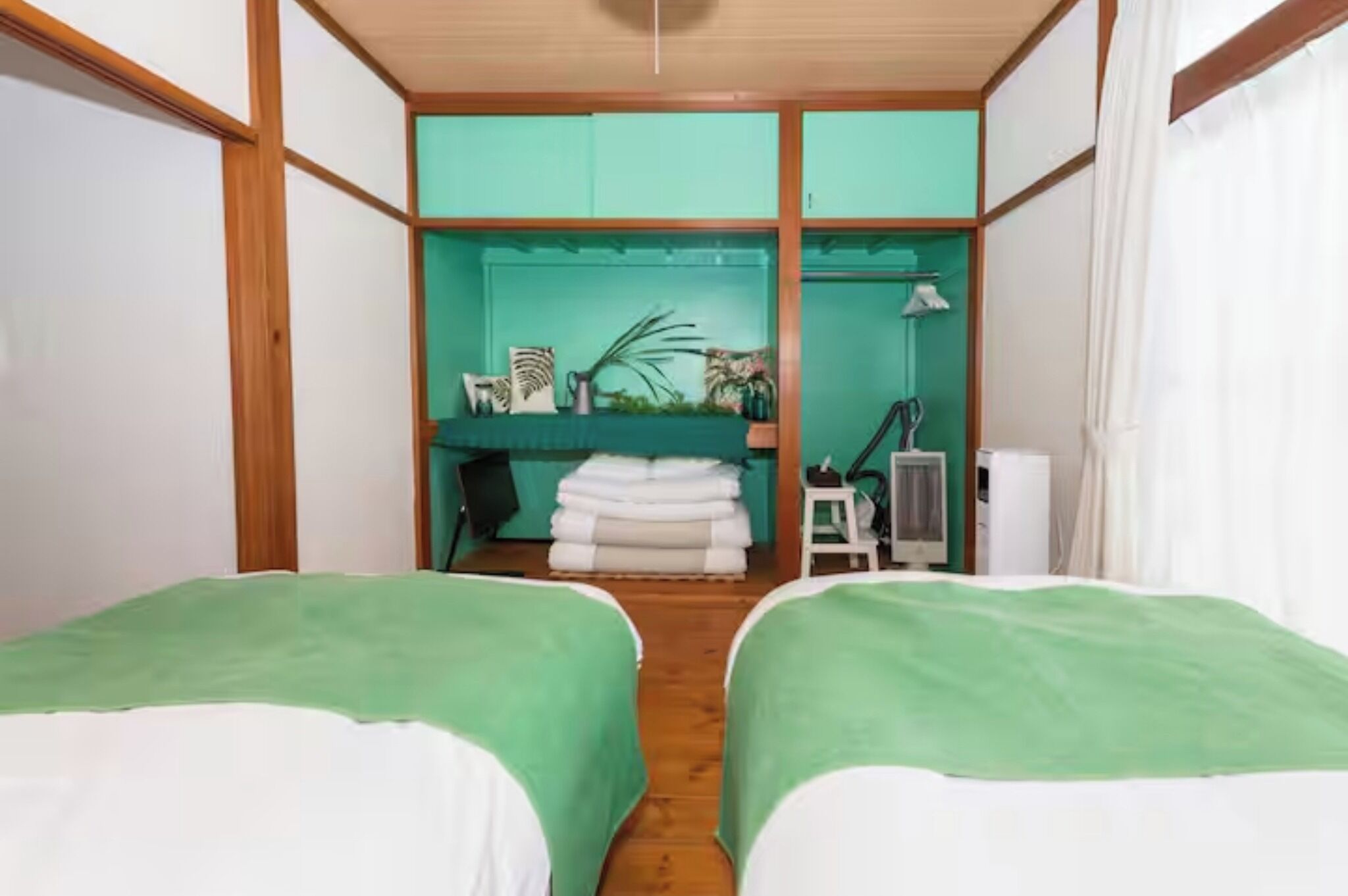 Escritorio, wifi gratis y ropa de cama 