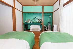 Desk, free WiFi, bed sheets - Just a 2minute walk to the beach and Enoshima Is / Kamakura City Kanagawa (Kamakura City)