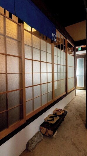 A traditional Japanese room with sliding doors, a wooden bench, and a stone lantern. - 1 minute walk to Zaimokuza Beach A 100yearold  / Kamakura City Kanagawa (Kamakura City)