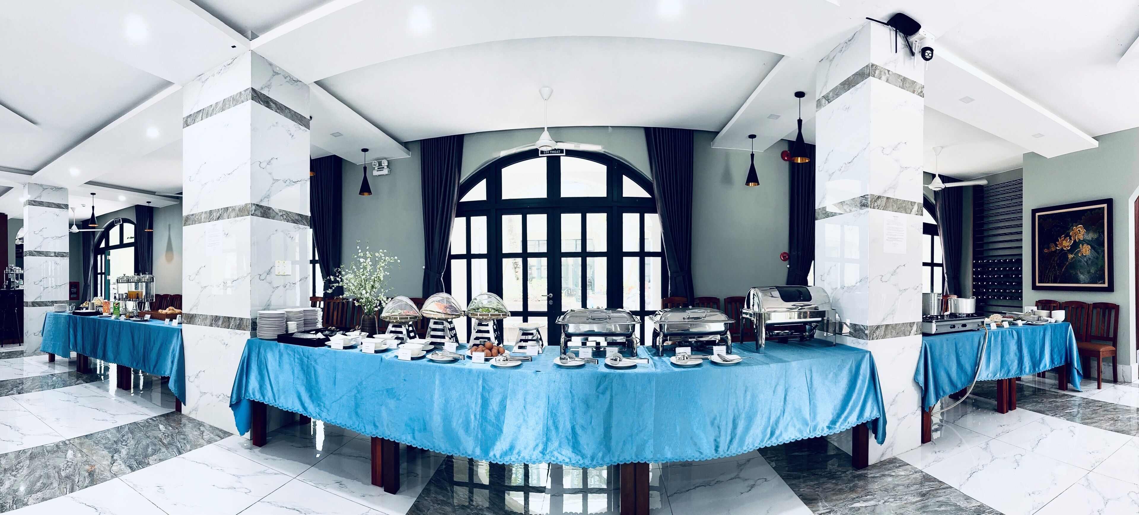 Bao gồm bữa sáng t  ự phục vụ hàng ngày 
