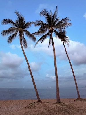 Pantai di sekitar dan handuk pantai