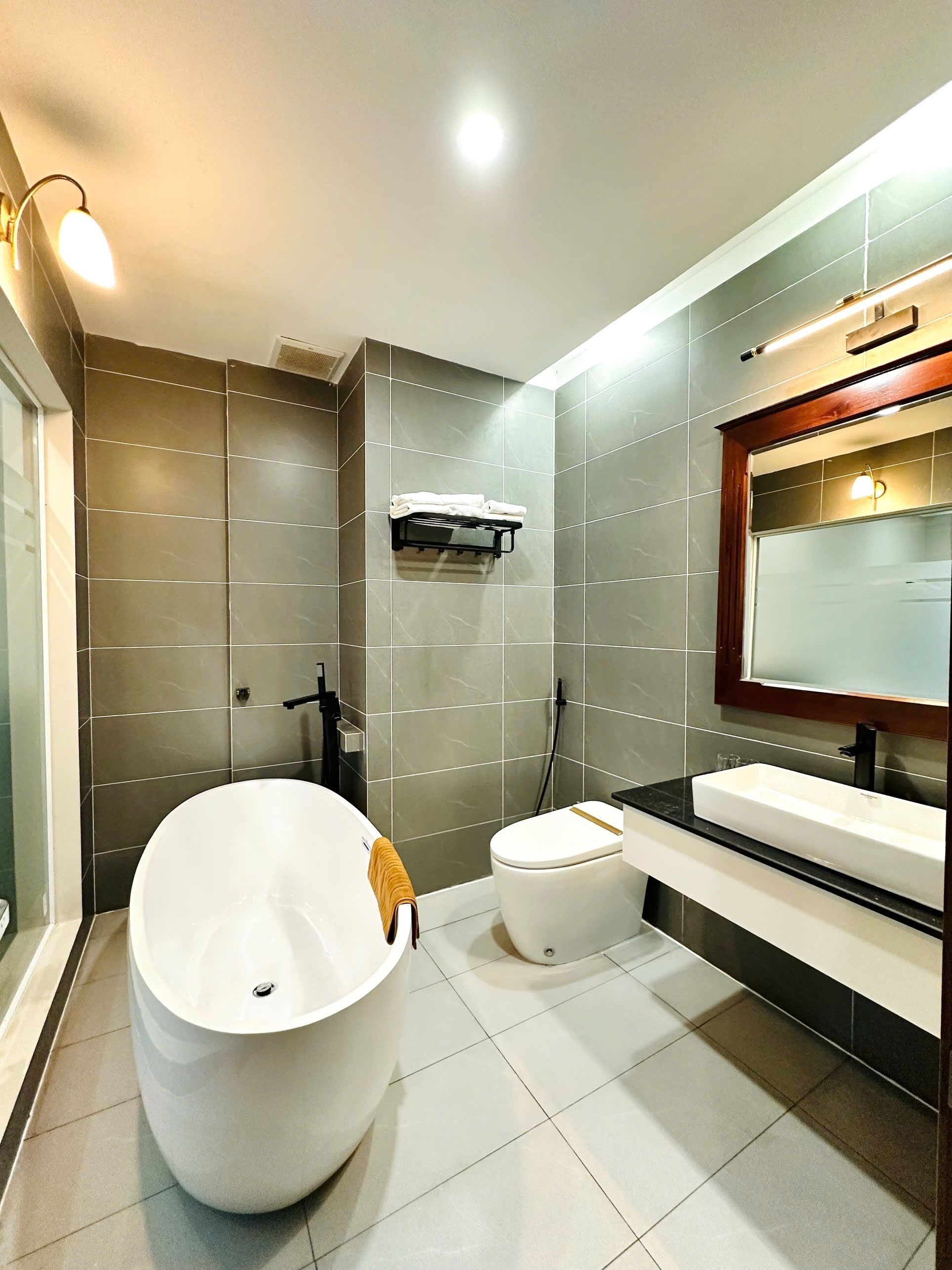 Deluxe Double Room, Partial Sea View | Bathroom