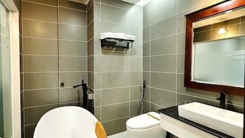 Deluxe Double Room, Partial Sea View | Bathroom