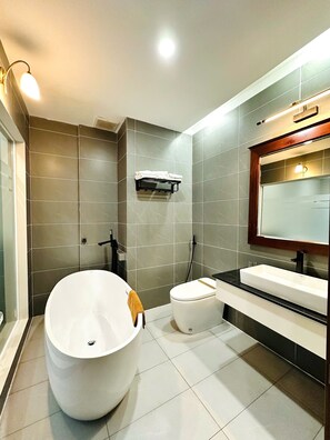 Deluxe-Doppelzimmer, eingeschränkter Meerblick | Badezimmer