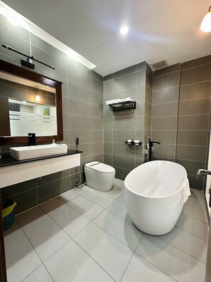 Deluxe-Doppelzimmer, eingeschränkter Meerblick | Badezimmer