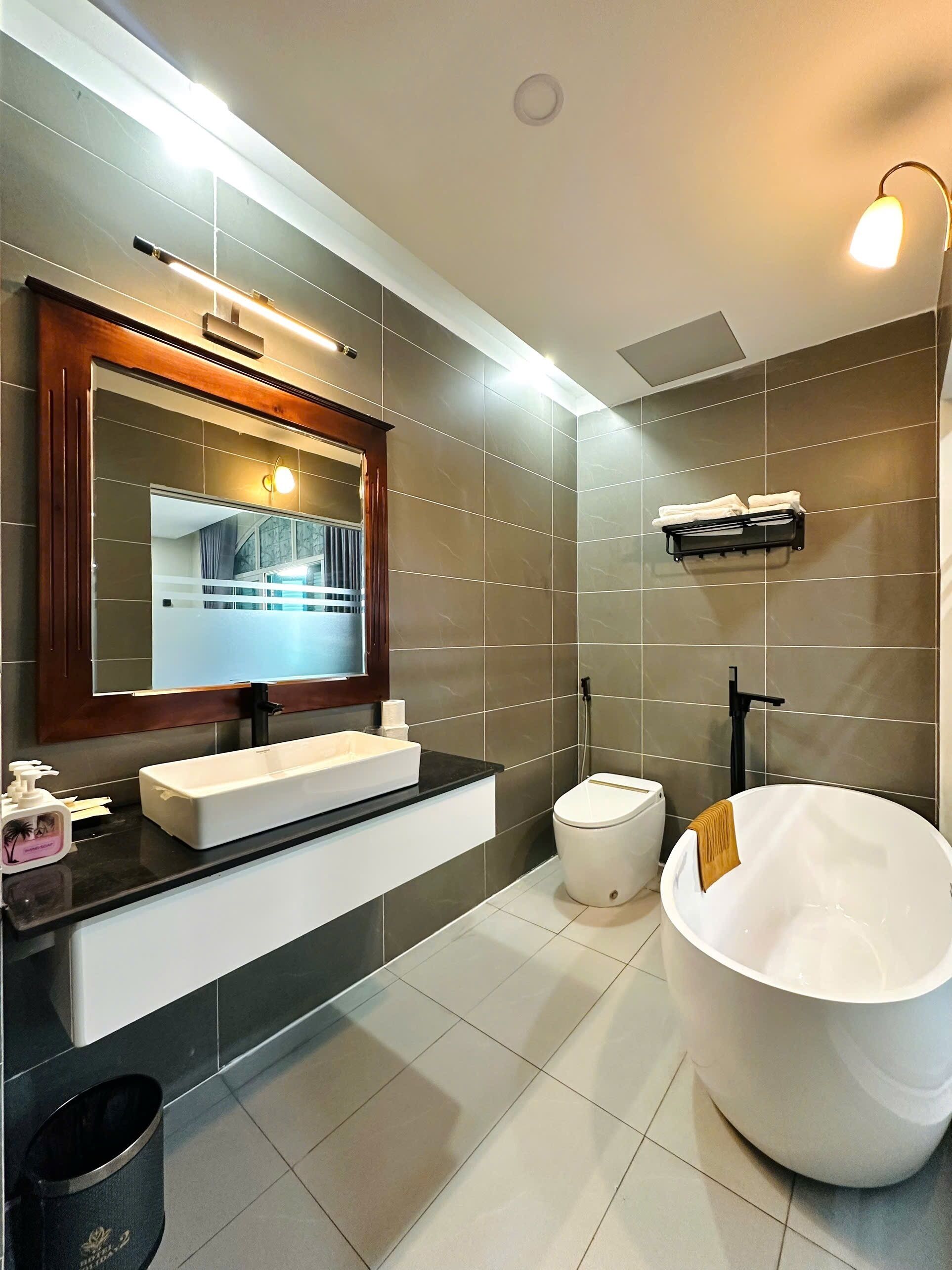 Basic Double Room | Bathroom | Bathtub, deep-soaking bathtub, free toiletries, hair dryer