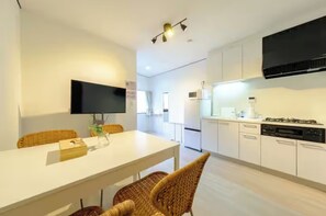 Kühlschrank, Mikrowelle, Herdplatte, Kochgeschirr/Geschirr/Besteck