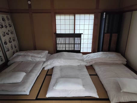 Desk, iron/ironing board, free WiFi, bed sheets. Entire building rental | Maximum 9 people | Karaok / Aira City Kagoshima