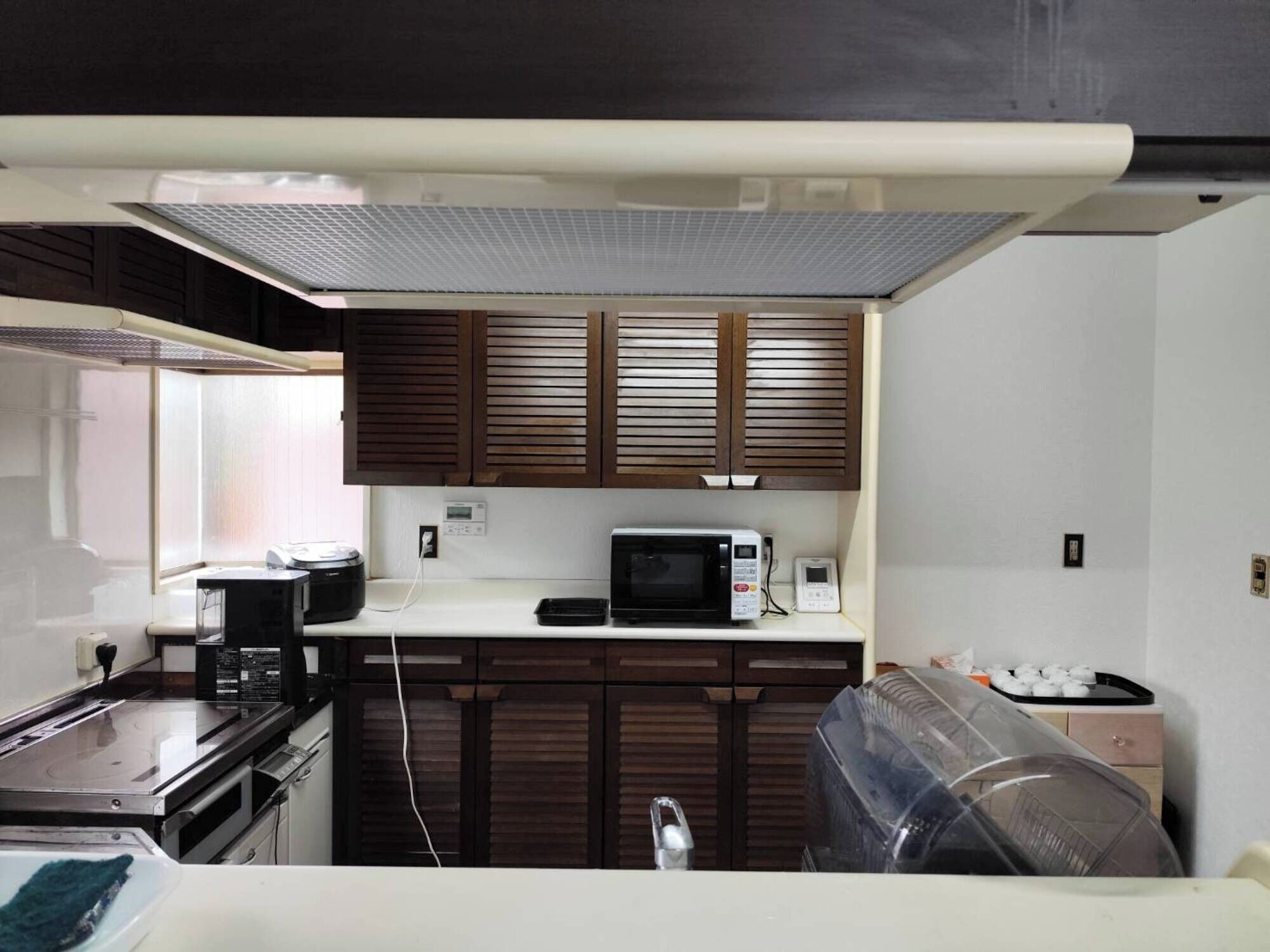 Refrigerador, microondas, parrilla de estufa y utensilios de cocina 