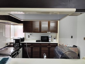 Fridge, microwave, stovetop, cookware/dishes/utensils - Entire building rental | Maximum 9 people | Karaok / Aira City Kagoshima (Aira City)