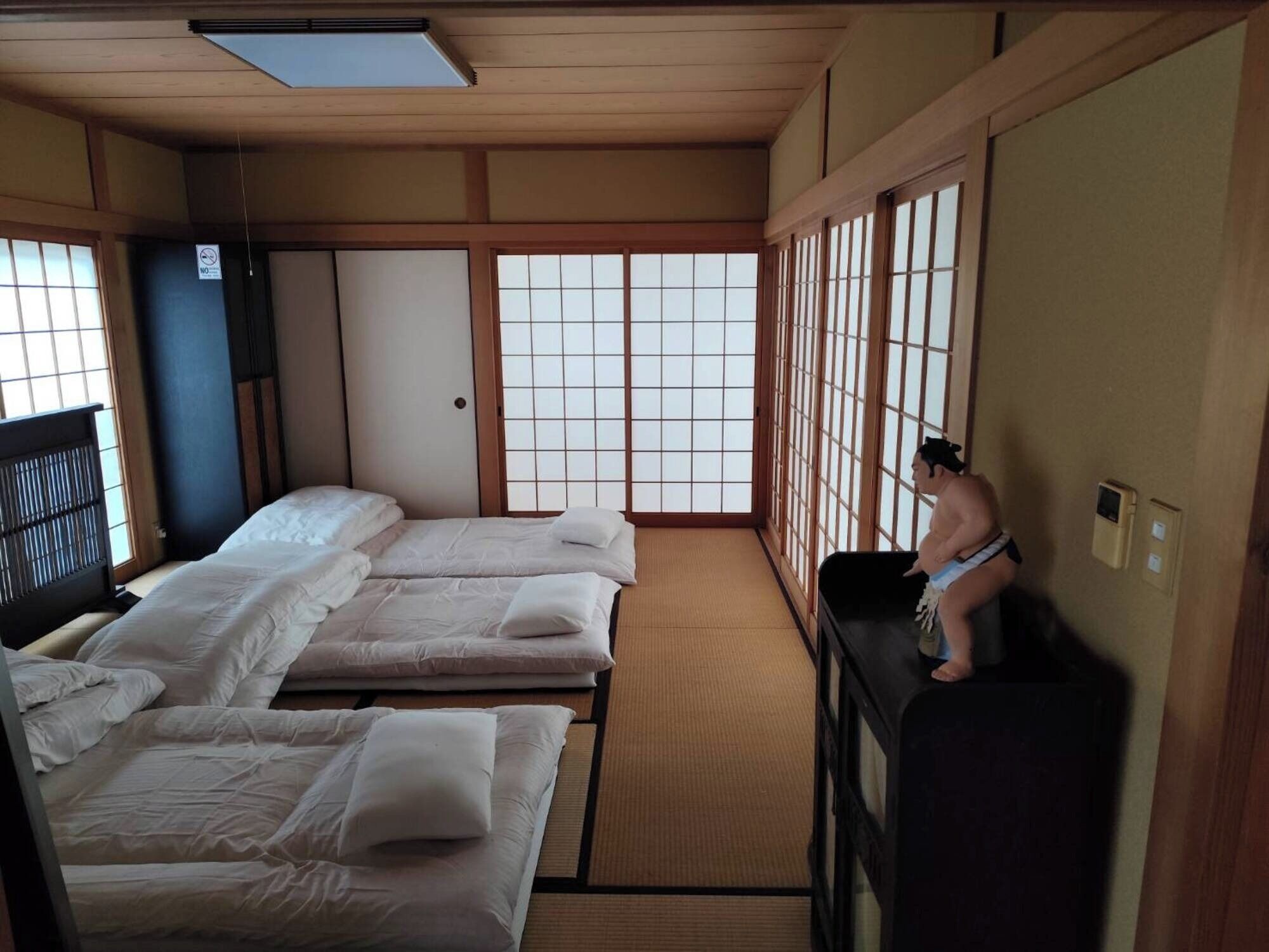 办公桌、熨斗/熨衣板、免费 WiFi、床单