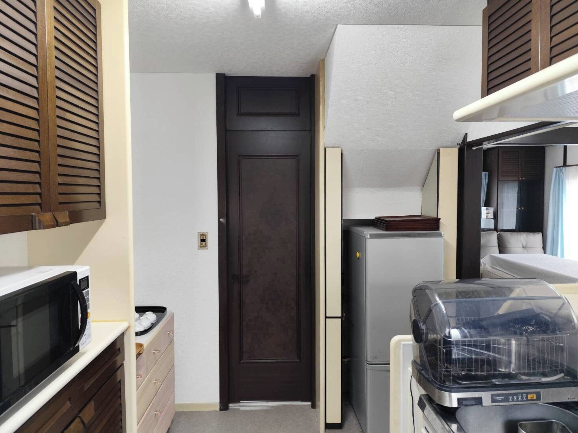 Fridge, microwave, stovetop, cookware/dishes/utensils