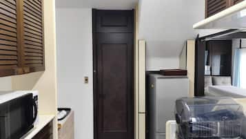 Fridge, microwave, stovetop, cookware/dishes/utensils