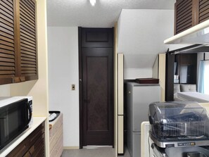 Fridge, microwave, stovetop, cookware/dishes/utensils