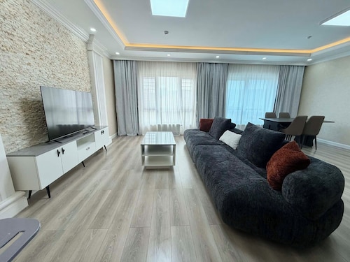 30 Convenient Central 2BR Apartment
