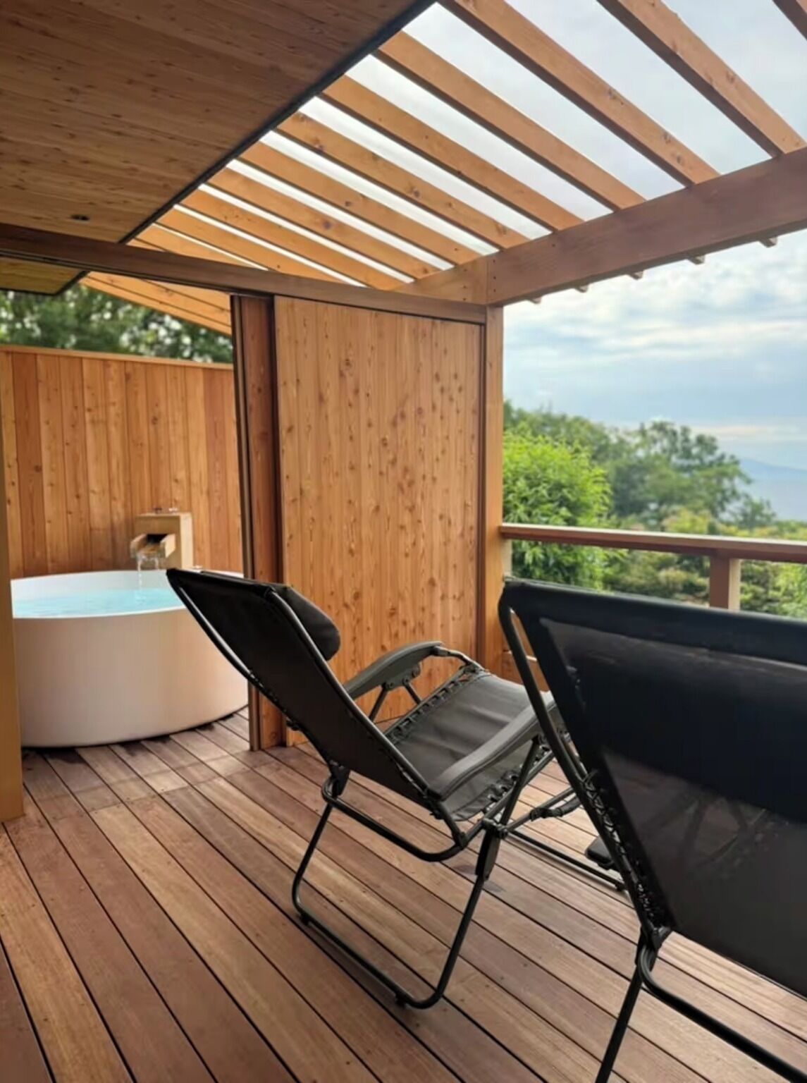 Outdoor spa tub