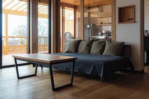 Escritorio, tabla de planchar con plancha, wifi gratis y ropa de cama