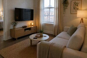 Classic Room | Living area - Golden Vale Hotel (Toronto)