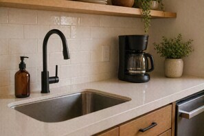 Classic Room | Private kitchen - Golden Vale Hotel (Toronto)