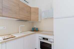 Frigorífico, horno, placa de cocina y lavavajillas