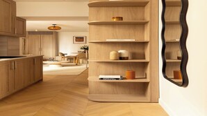 A modern kitchen with wooden cabinetry and a built-in bookshelf. - Design Apartment a/c 1BR/4P - Saint-Germain (Paris)