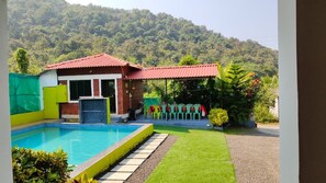 Una piscina al aire libre