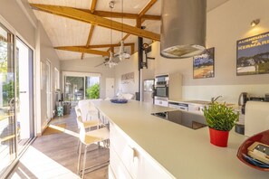 Fridge, microwave, oven, dishwasher - Holiday home with a garden near Men Du beach (La Trinité-sur-Mer)