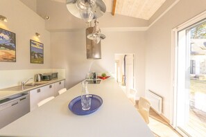 Een koelkast, een magnetron, een oven, een vaatwasser