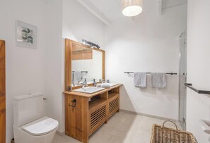 Dusche, Haartrockner, Handtücher