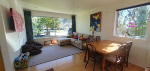 Living area - Redwoods mountain biking & Whakarewarewa Village close by!! (Rotorua)