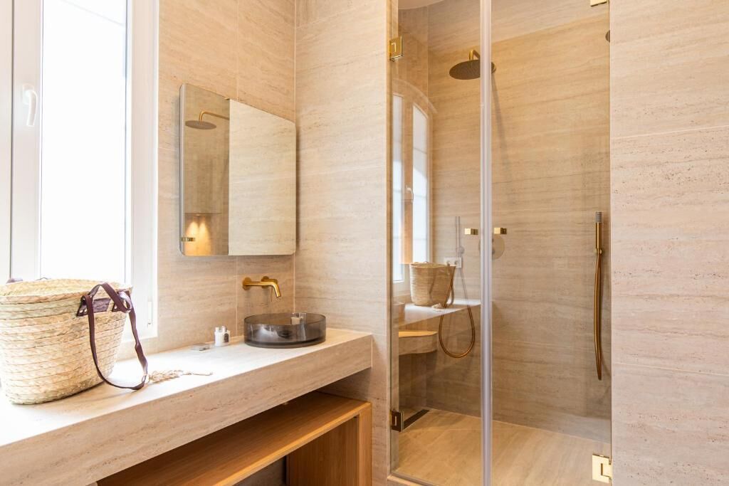 ไดร์เป่าผม, รองเท้าสวมภายในห้อง, สบู่, ยาสระผม