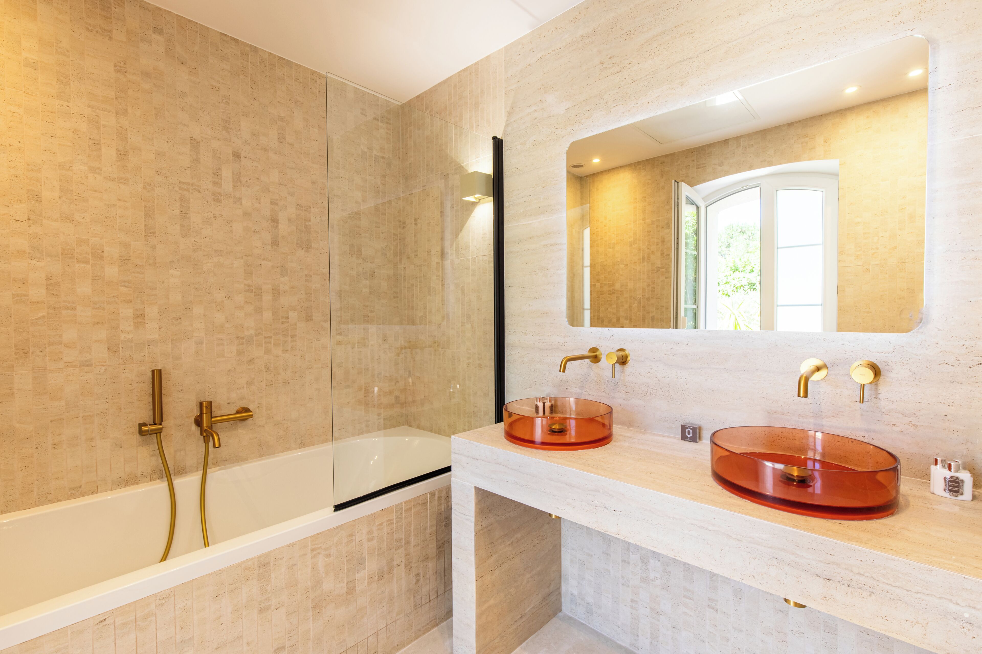 Quarto casal luxo, vista para o pátio | Banheiro | Secador de cabelo, chinelos, sabonete, shampoo