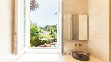 Deluxe Double Room, Balcony, Beach View | Interior