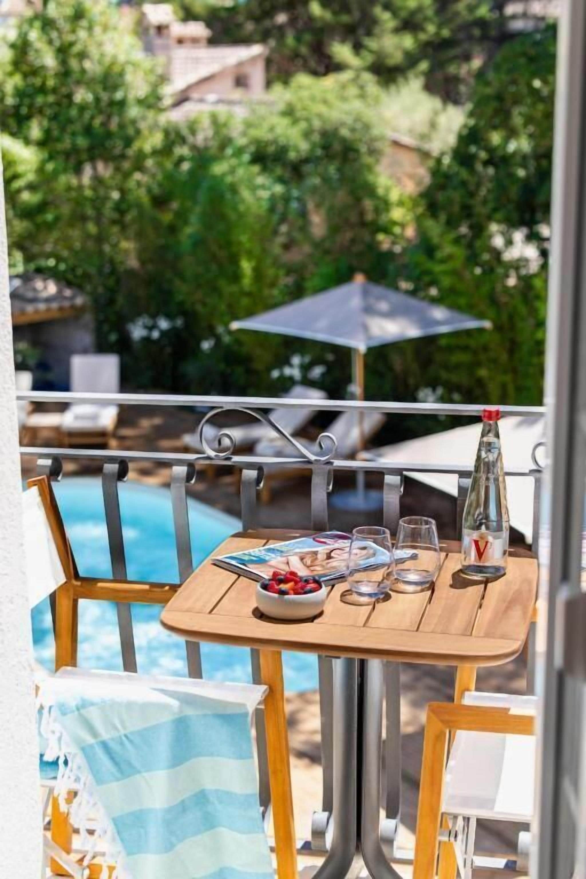 Deluxe Double Room, Balcony, Beach View | Outdoor dining