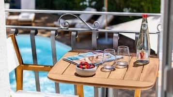 Doppia Deluxe, balcone, vista spiaggia | Ristorazione all'aperto