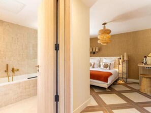 Une salle de bain moderne avec une baignoire, un espace douche et un grand miroir.