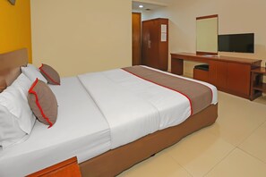 1 bedroom, desk, free WiFi, bed sheets - Cozy Double Escape W/ Free WiFi and Parking (Jakarta)