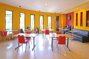 Dining - Cozy Double Escape W/ Free WiFi and Parking (Jakarta)