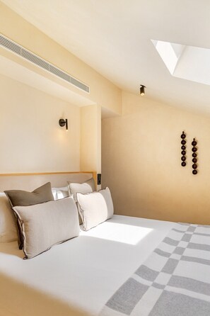 Tabla de planchar con plancha, wifi y ropa de cama 