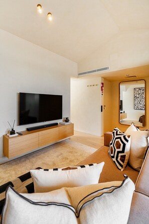 TV - Modern Studio for Easy Everyday Living (Lisbon)