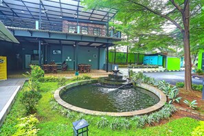 Outdoor dining - Luxury Deluxe DBL Retreat W/ Free WiFi and Parking (Jakarta)