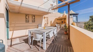 Outdoor dining - Sunny Terrace Apartment w/ River Views (Lisbon)