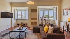 TV - Spacious Mordern Apt in Graça’s Historic Quarter (Lisbon)